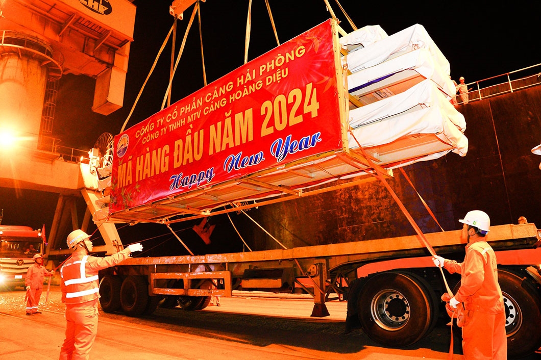 Cảng Hải Phòng đón mã hàng đầu năm 2024 