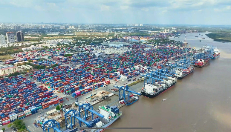Năng suất giải phóng tàu biển tăng gấp đôi nhờ chuyển đổi số .